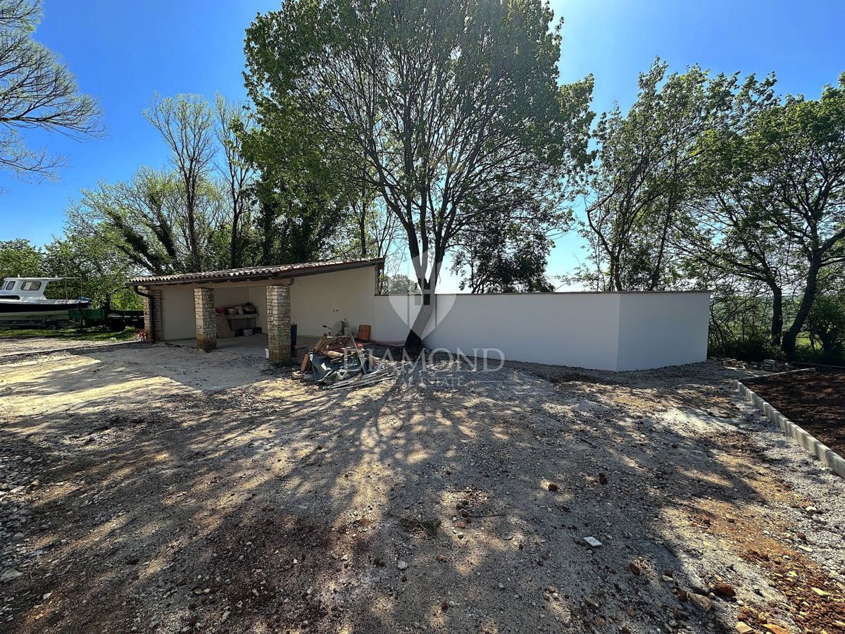 Barban, Istria meridionale, proprietà con una casa e 3 edifici ausiliari