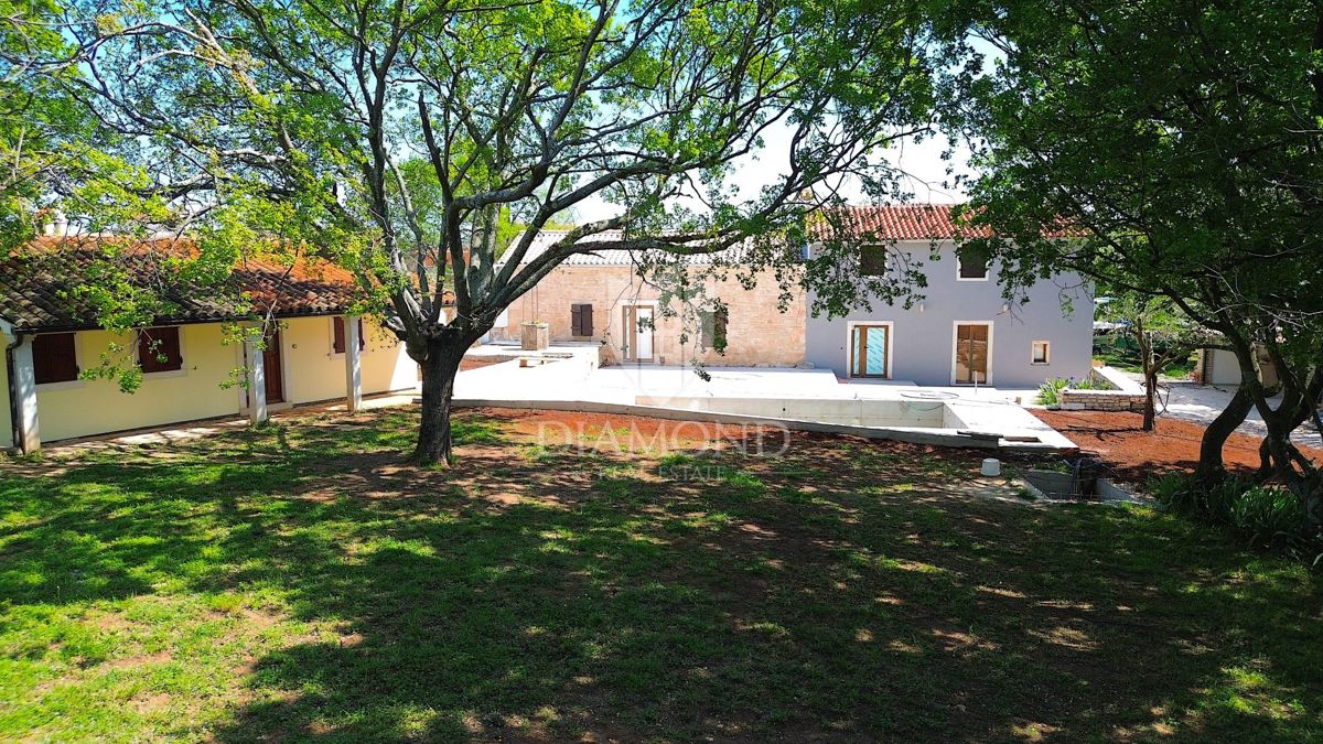 Barban, Istria meridionale, proprietà con una casa e 3 edifici ausiliari