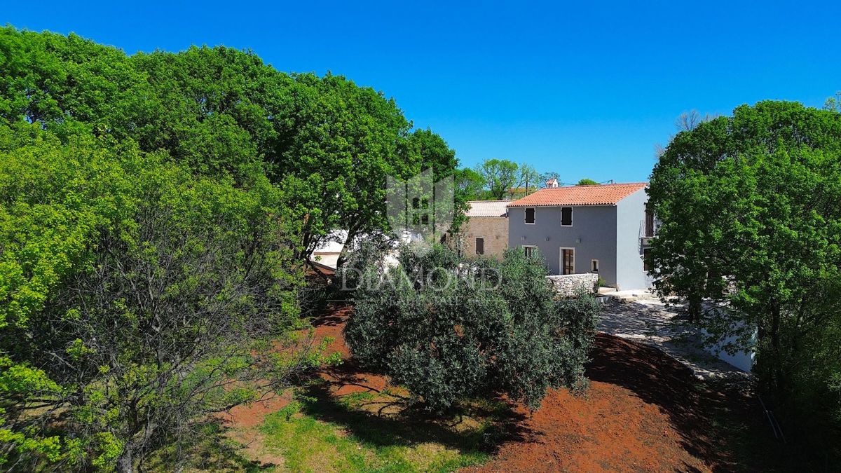 Barban, Istria meridionale, proprietà con una casa e 3 edifici ausiliari