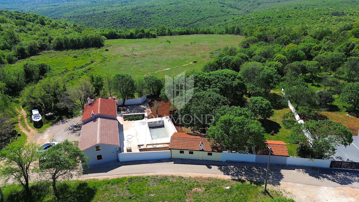 Barban, Istria meridionale, proprietà con una casa e 3 edifici ausiliari