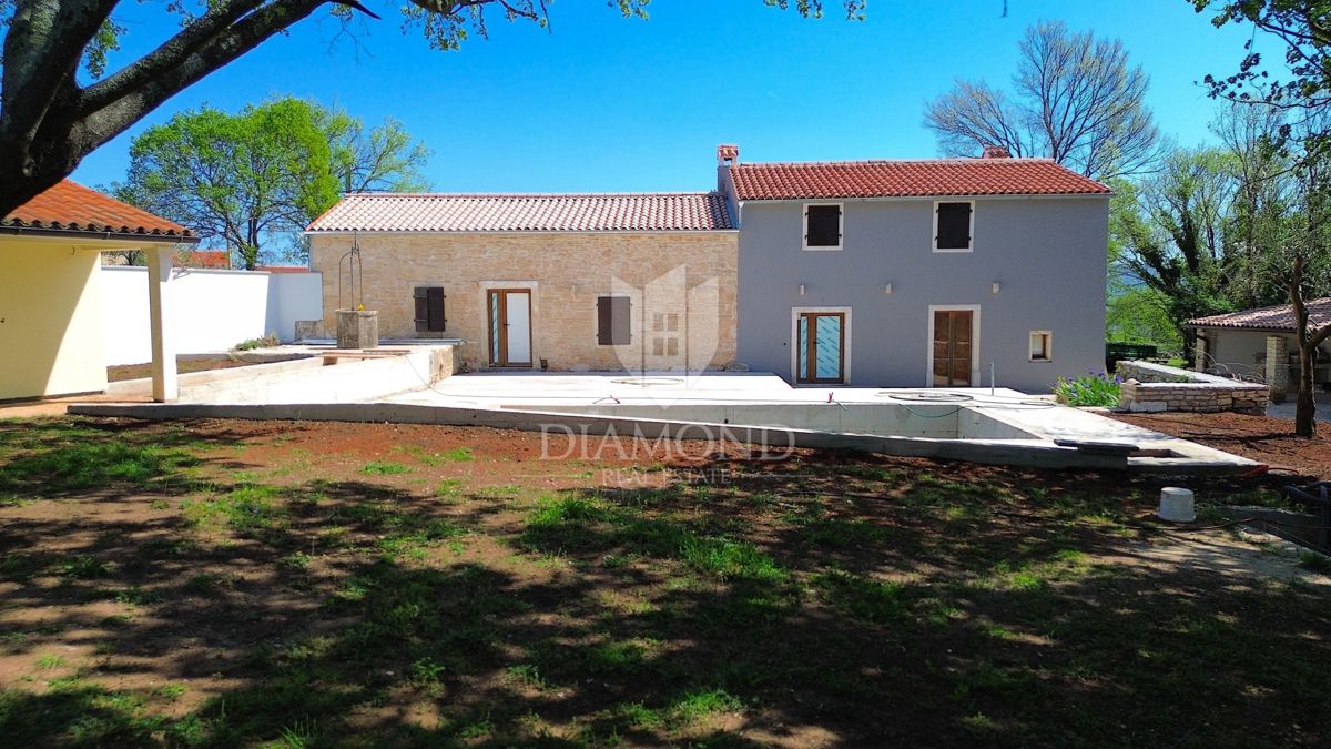 Barban, Istria meridionale, proprietà con una casa e 3 edifici ausiliari