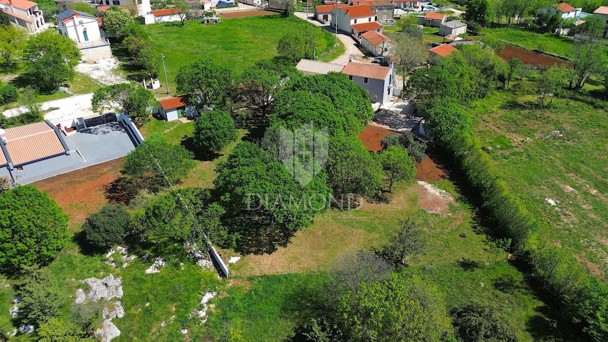 Barban, Istria meridionale, proprietà con una casa e 3 edifici ausiliari