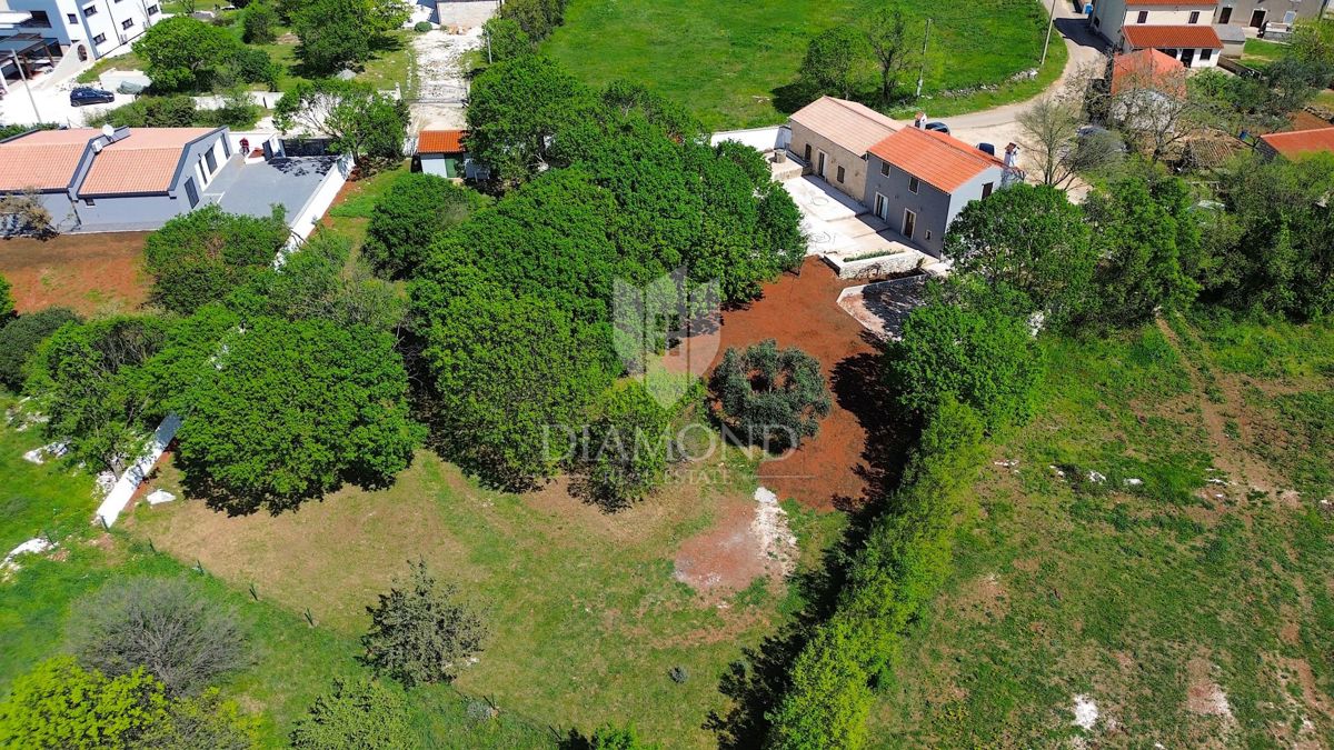 Barban, Istria meridionale, proprietà con una casa e 3 edifici ausiliari