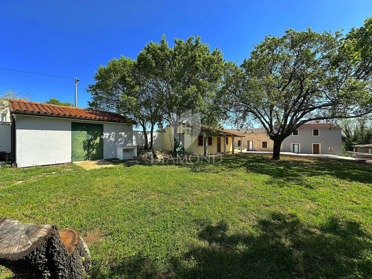 Barban, Istria meridionale, proprietà con una casa e 3 edifici ausiliari