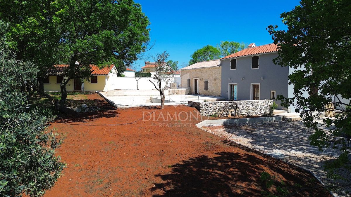 Barban, Istria meridionale, proprietà con una casa e 3 edifici ausiliari