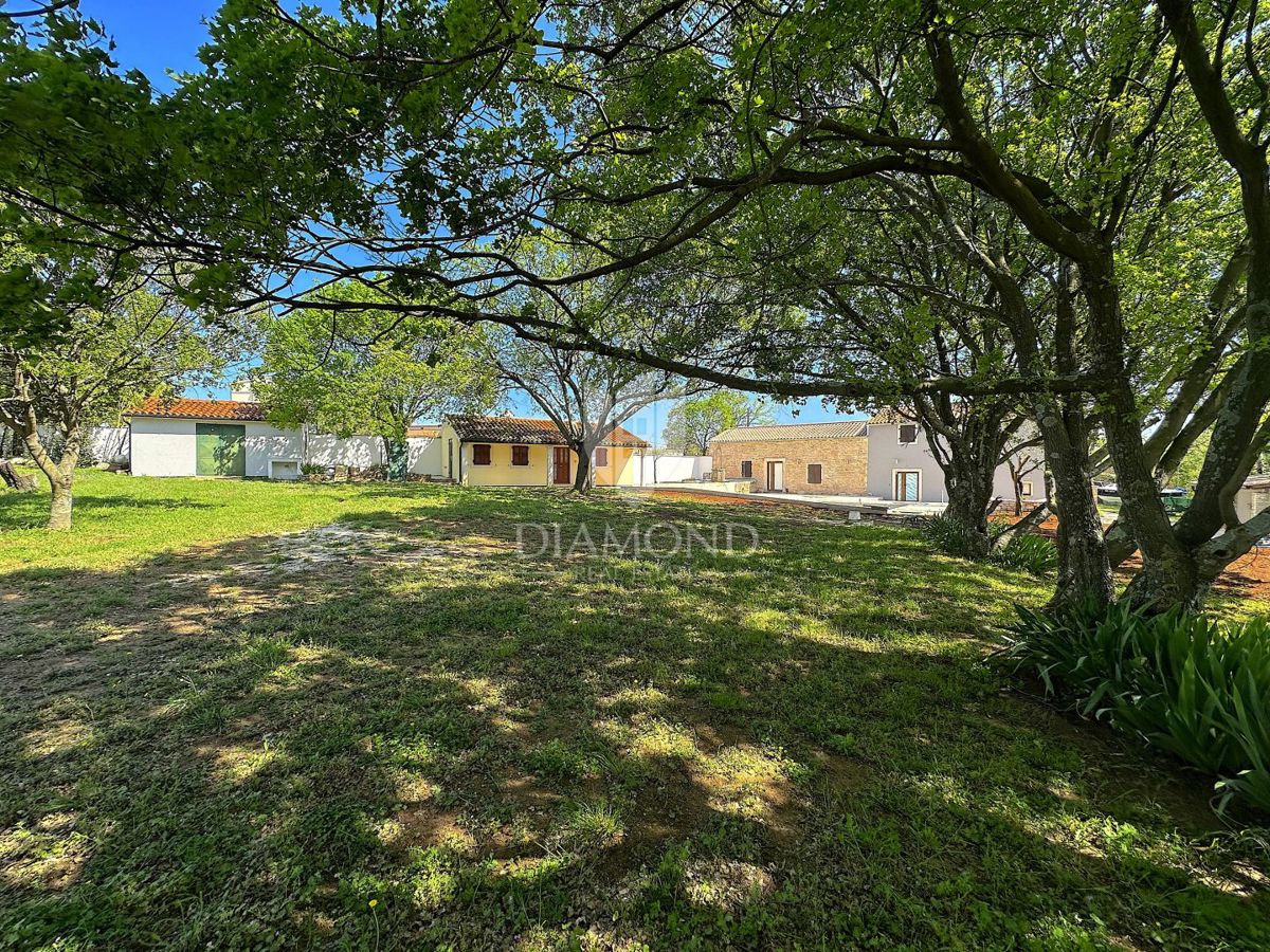 Barban, Istria meridionale, proprietà con una casa e 3 edifici ausiliari