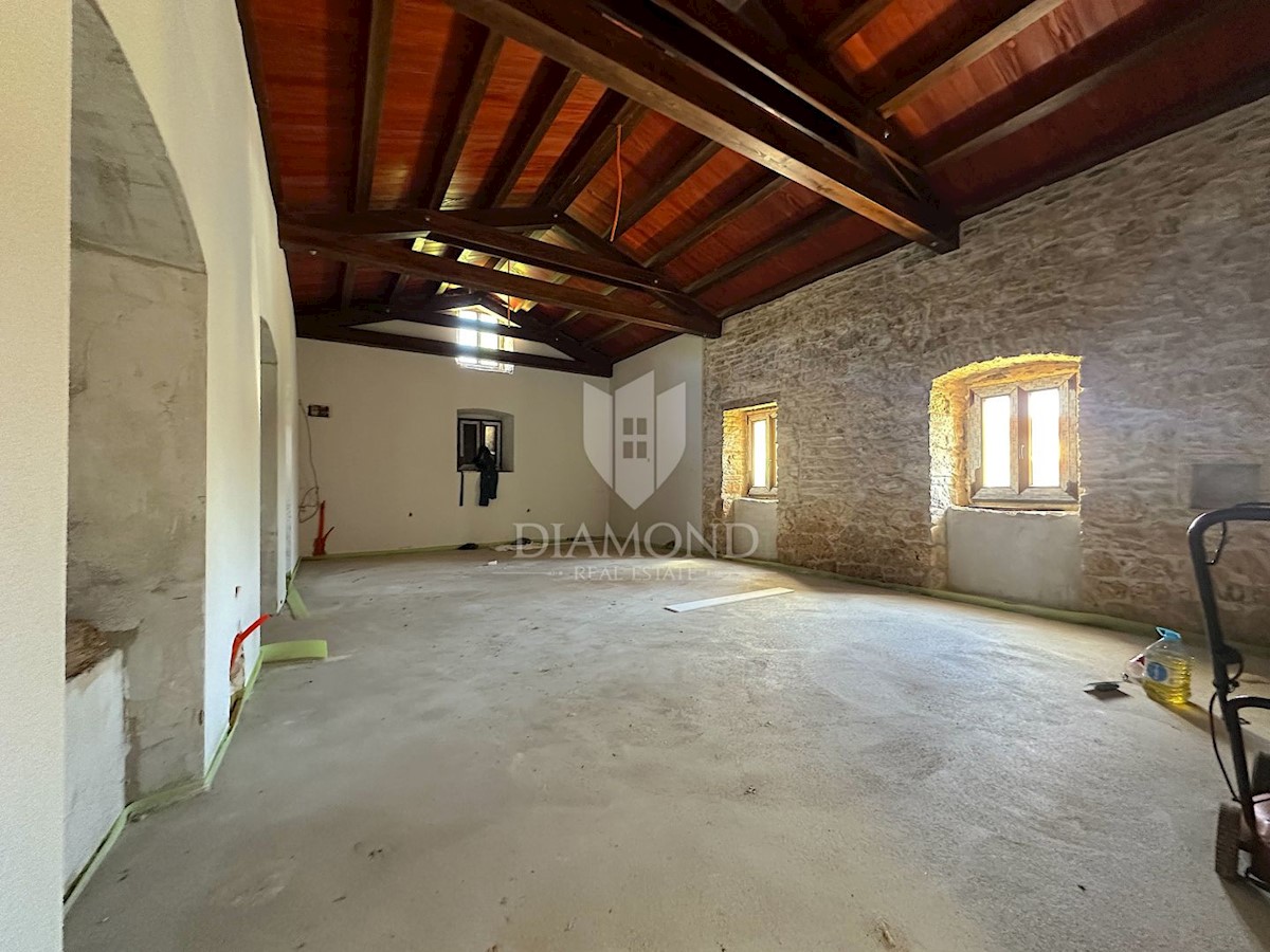 Barban, Istria meridionale, proprietà con una casa e 3 edifici ausiliari