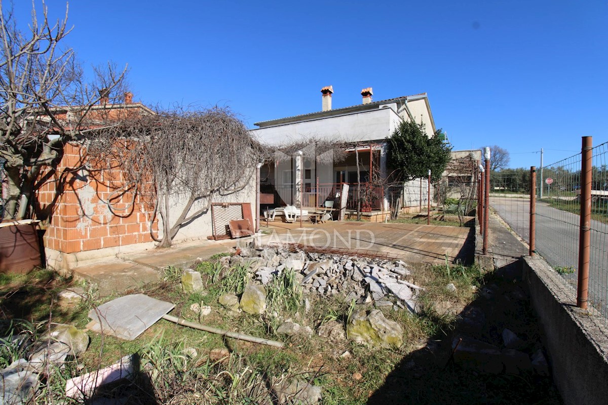 Marčana, dintorni, casa con due appartamenti