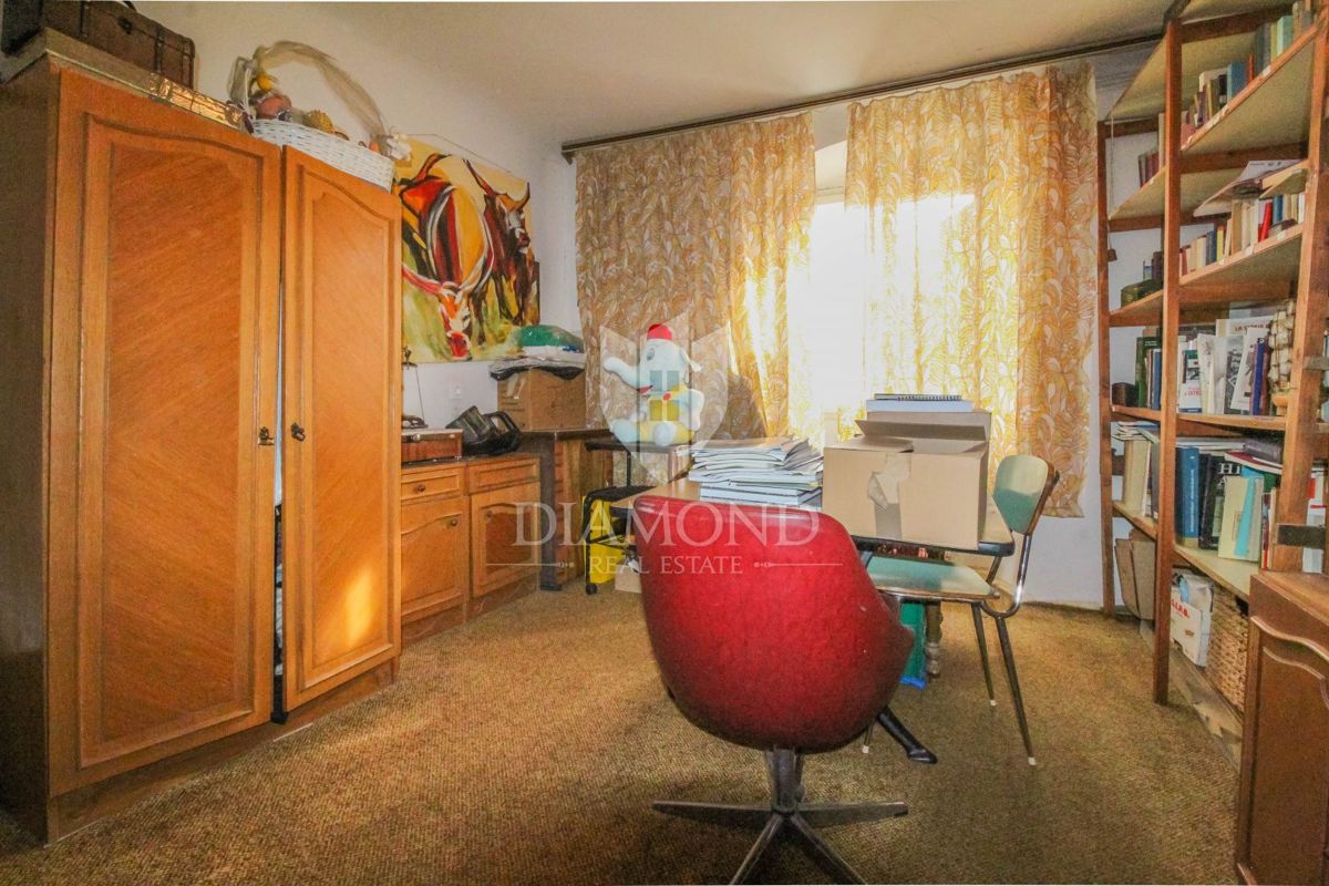 Buje, una casa con giardino al centro