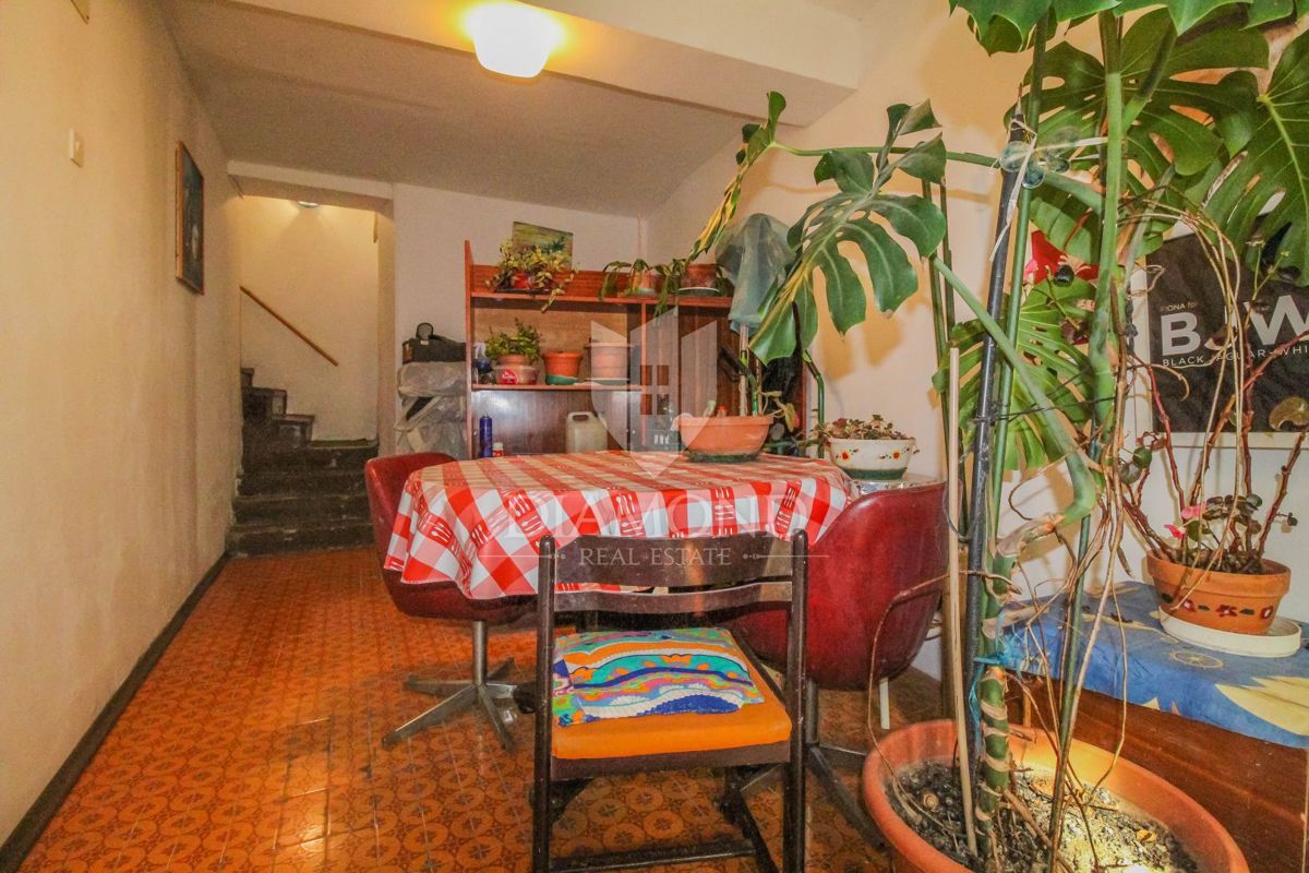 Buje, una casa con giardino al centro