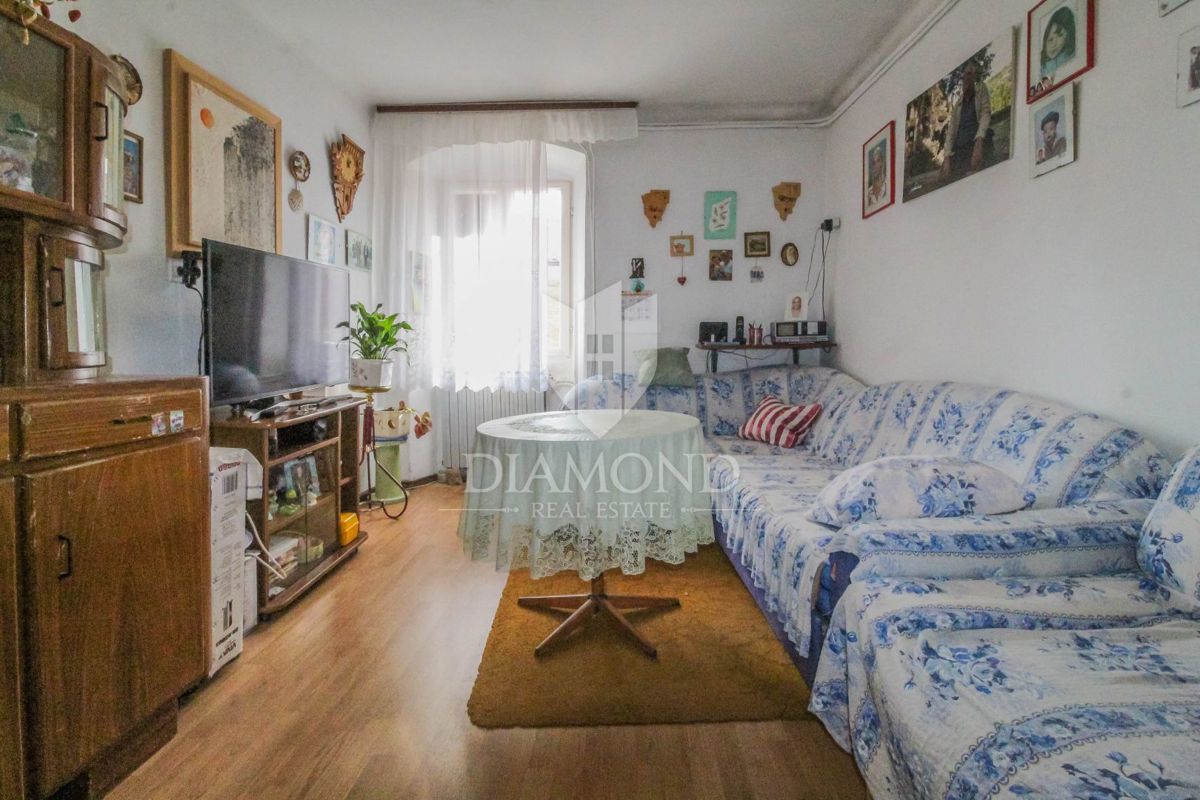 Buje, una casa con giardino al centro