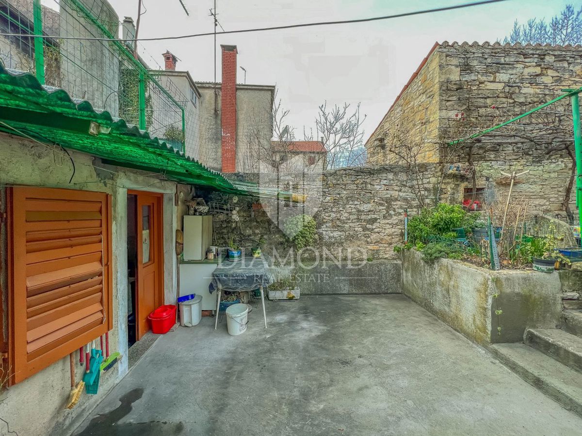 Buje, una casa con giardino al centro