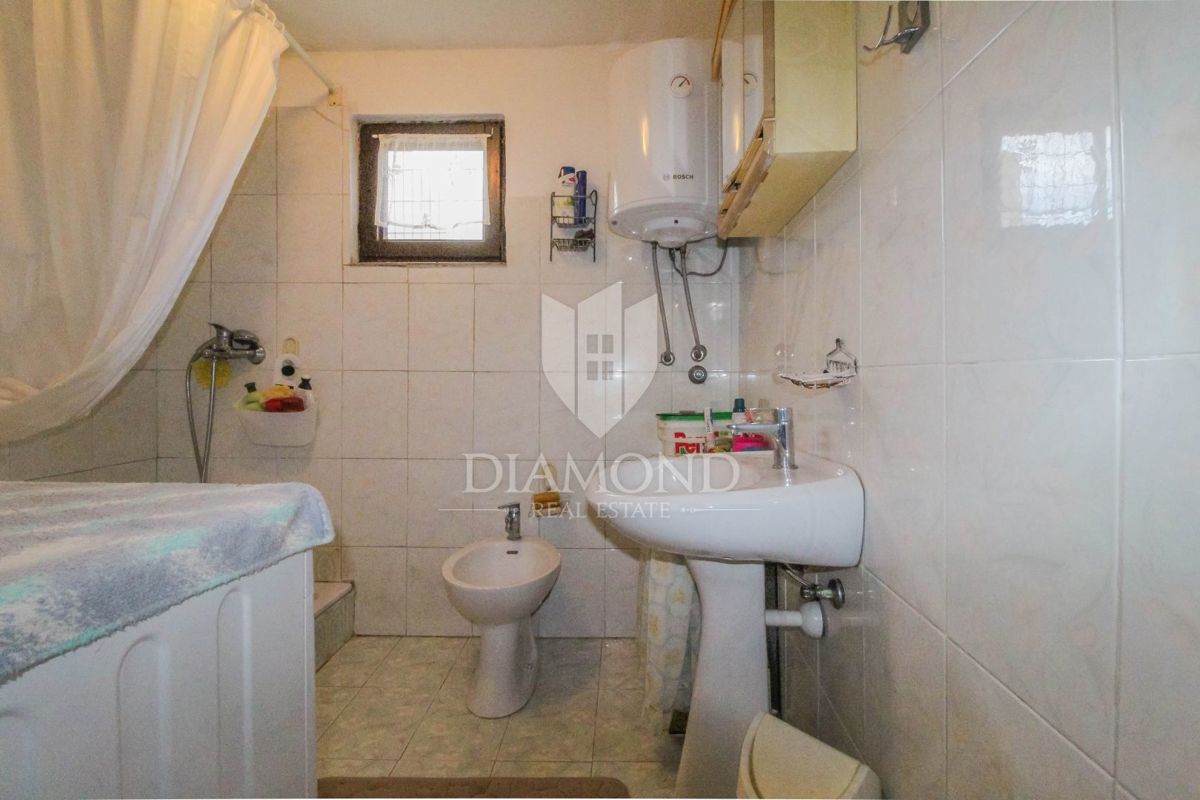 Buje, una casa con giardino al centro