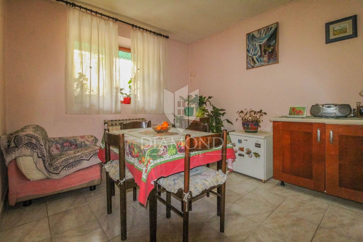 Buje, una casa con giardino al centro