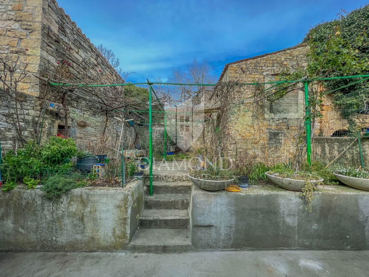 Buje, una casa con giardino al centro