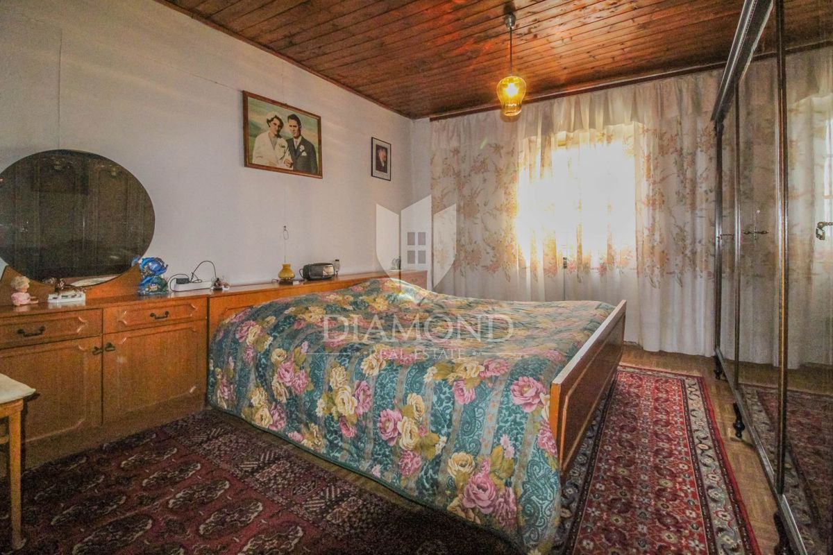 Buje, una casa con giardino al centro