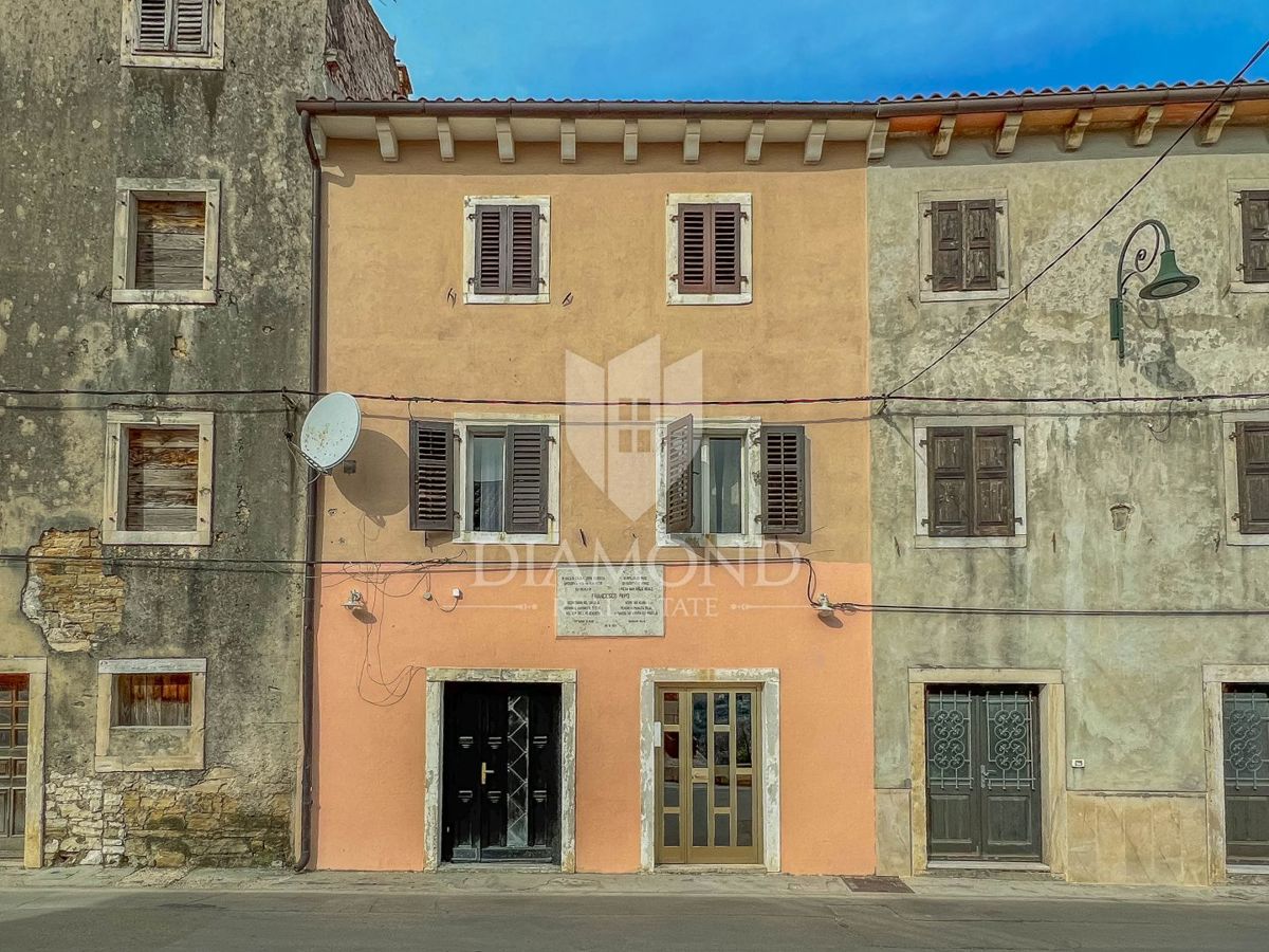 Buje, una casa con giardino al centro