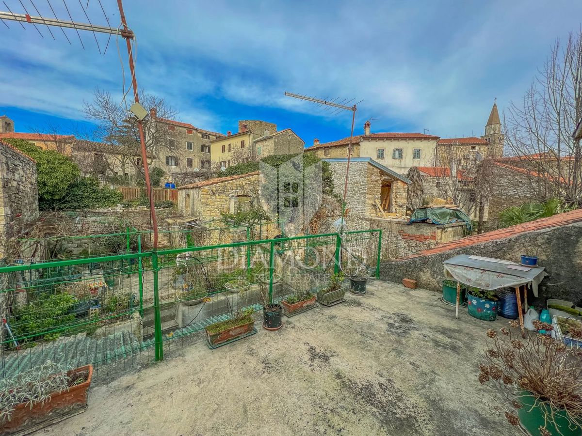Buje, una casa con giardino al centro