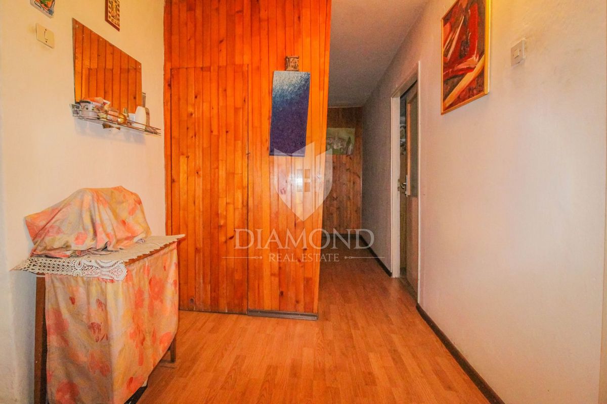 Buje, una casa con giardino al centro