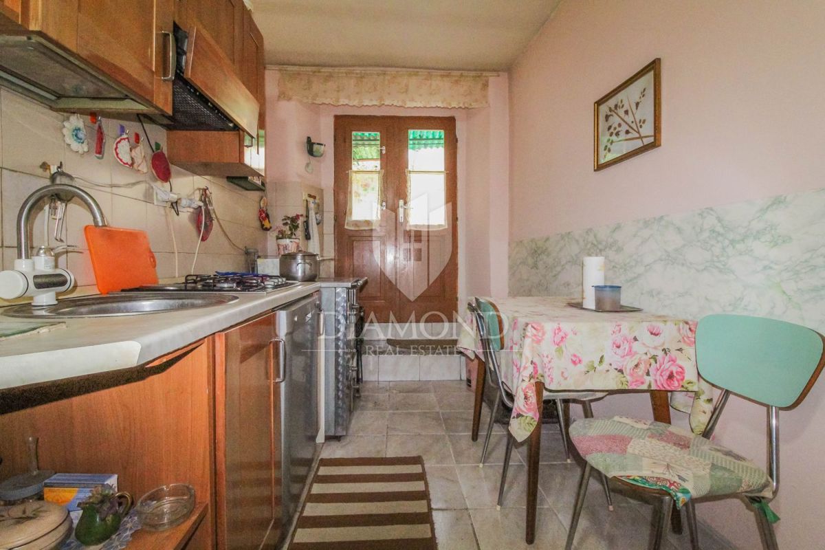 Buje, una casa con giardino al centro