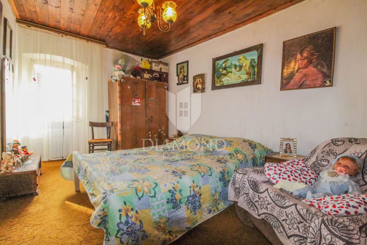 Buje, una casa con giardino al centro