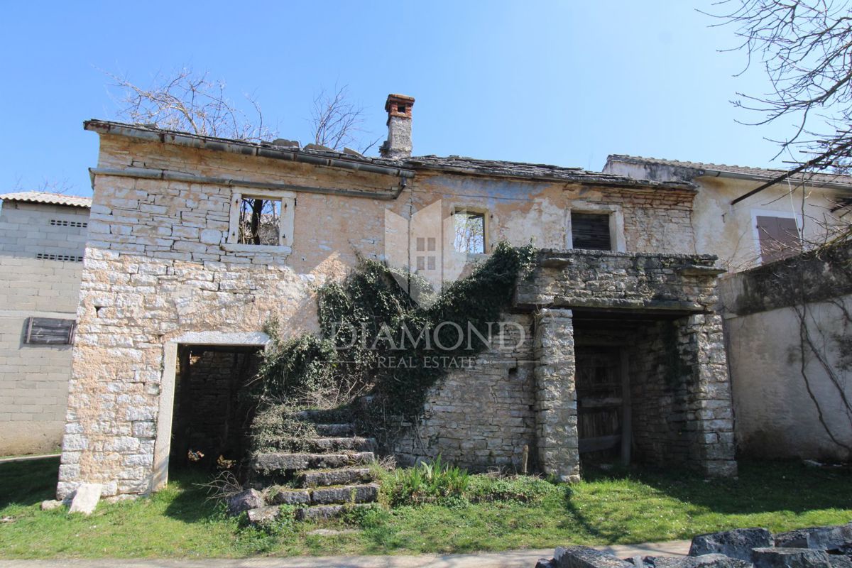 Istria centrale, dintorni, casa da adattare con ampio terreno