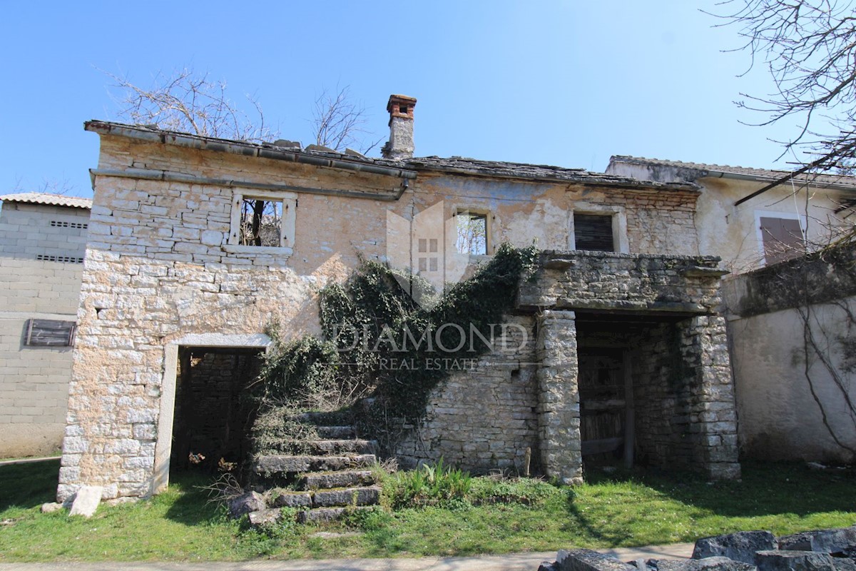 Istria centrale, dintorni, casa da adattare con ampio terreno