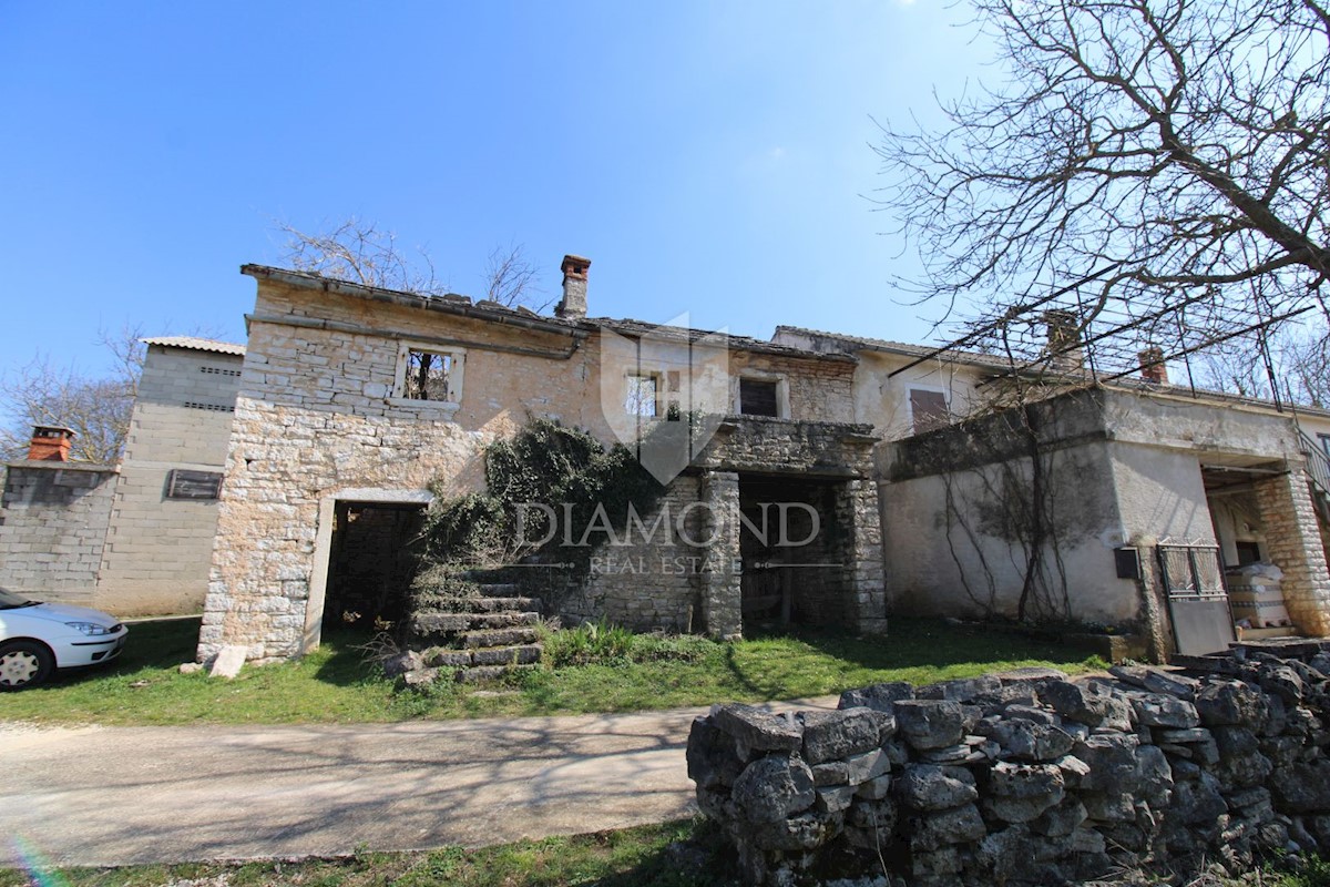 Istria centrale, dintorni, casa da adattare con ampio terreno