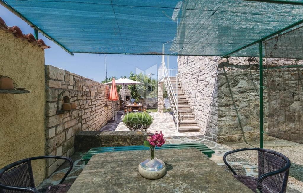 Opportunità! Umago, dintorni! Graziosa casa istriana 2a fila al mare!