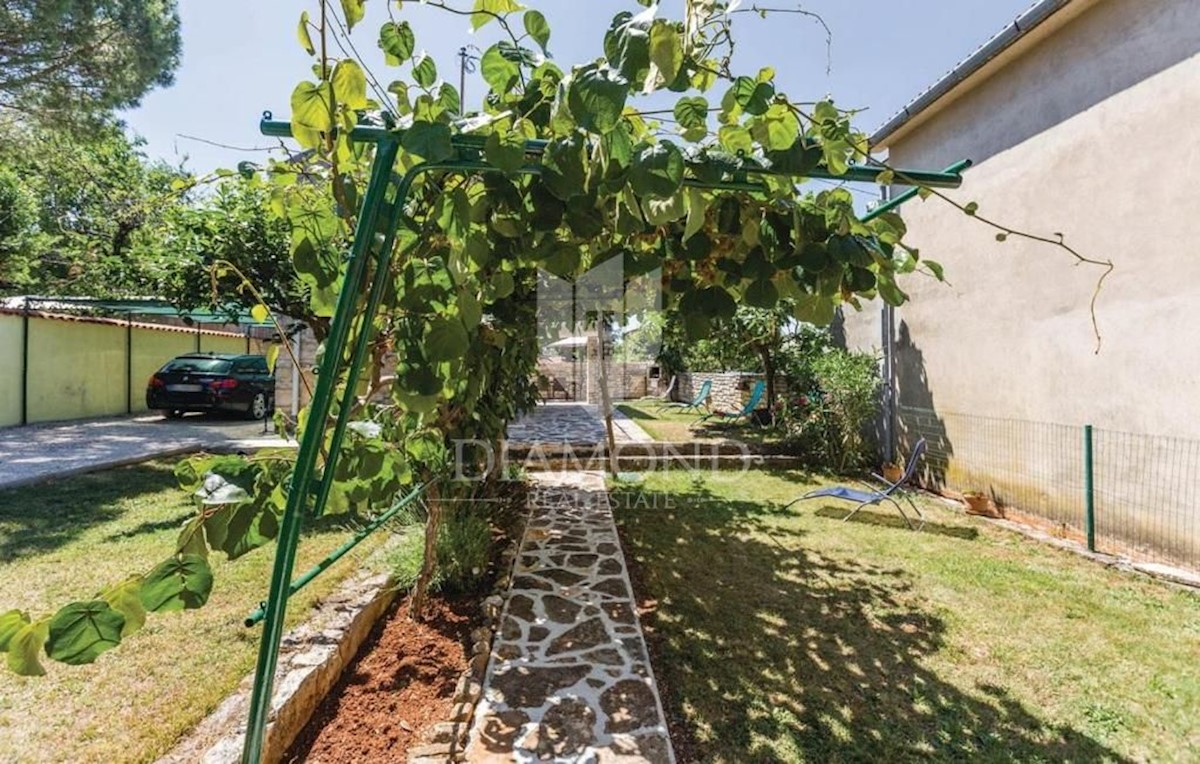 Opportunità! Umago, dintorni! Graziosa casa istriana 2a fila al mare!