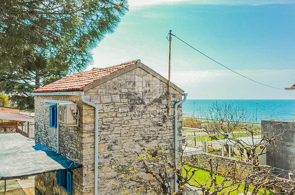 Opportunità! Umago, dintorni! Graziosa casa istriana 2a fila al mare!