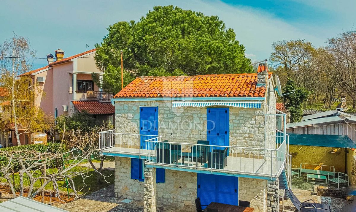 Opportunità! Umago, dintorni! Graziosa casa istriana 2a fila al mare!