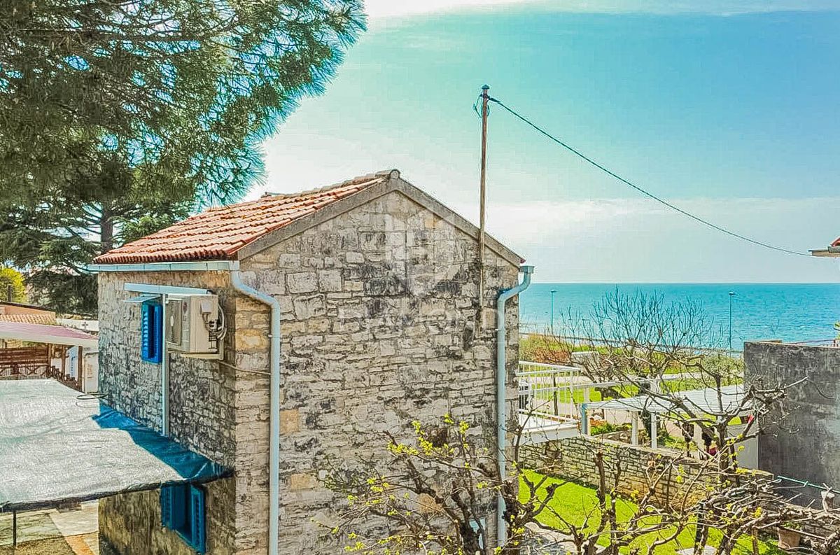 Opportunità! Umago, dintorni! Graziosa casa istriana 2a fila al mare!