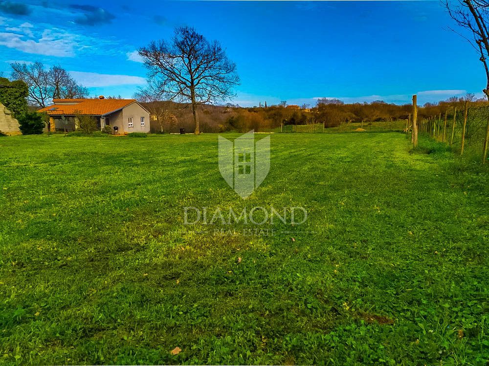 Pola, dintorni, casa su un ampio giardino, posizione tranquilla