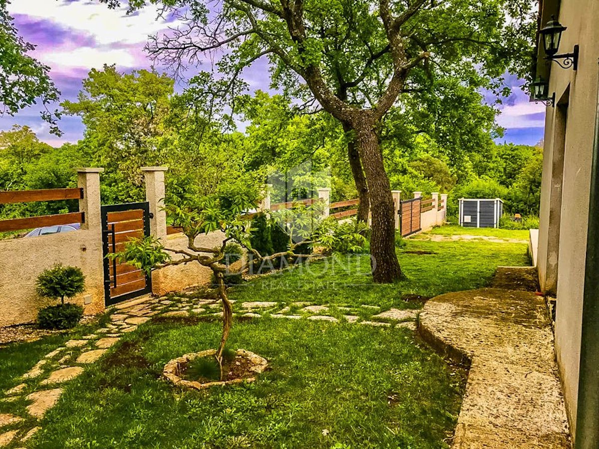 Pola, dintorni, casa su un ampio giardino, posizione tranquilla