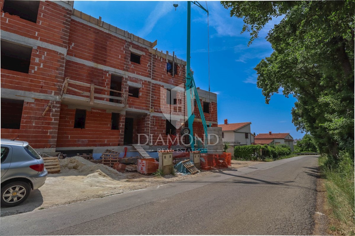 Casa di lusso in un tranquillo sobborgo di Pola su tre piani