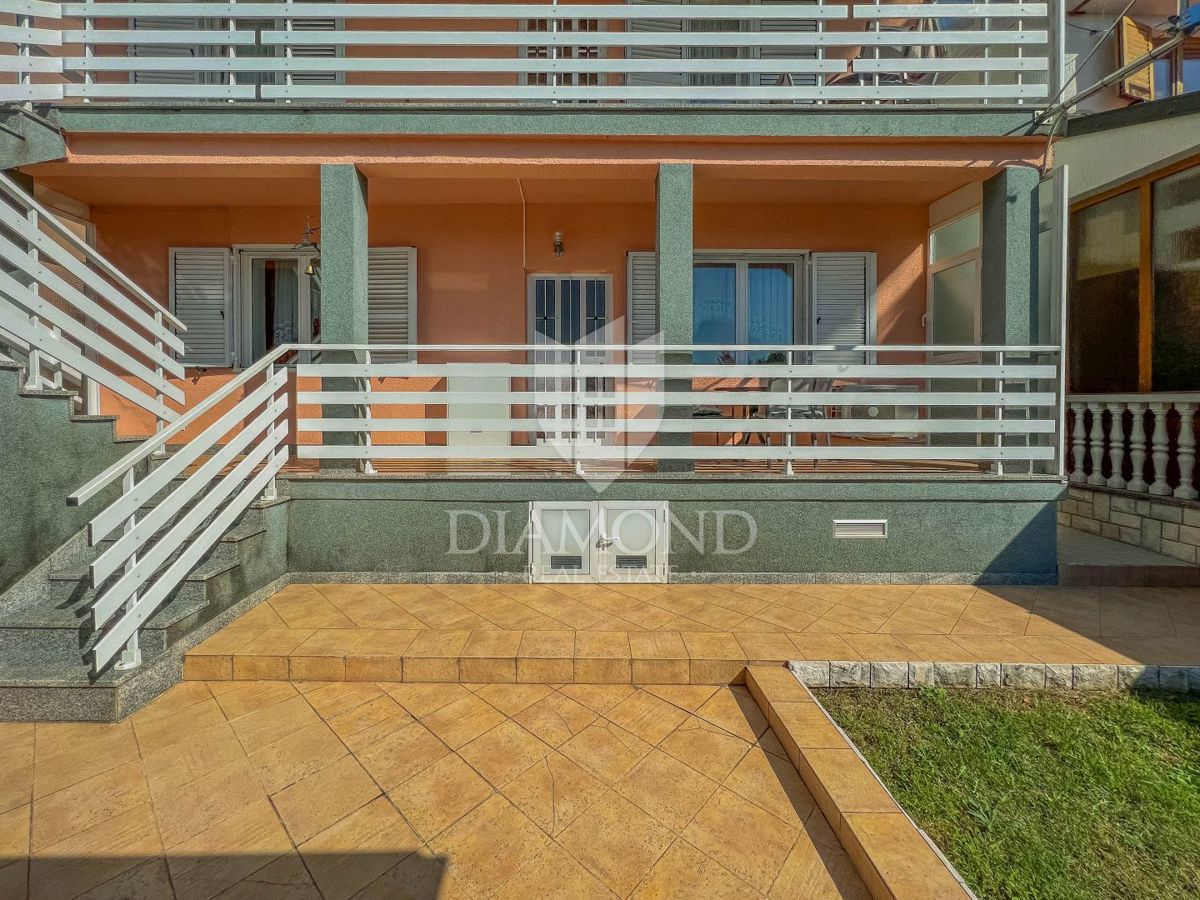 Zona di Umago, interessante casa con cortile