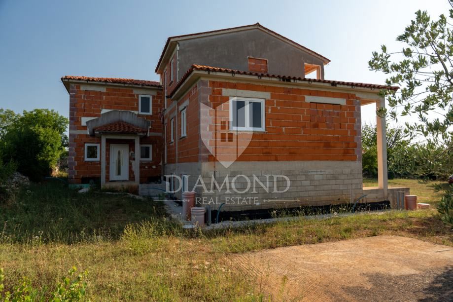 Dignano, casa Rohbau con ampio giardino