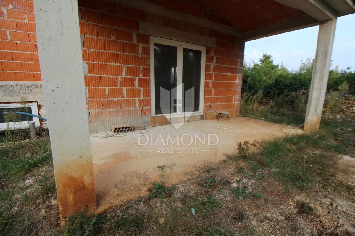 Dignano, casa Rohbau con ampio giardino