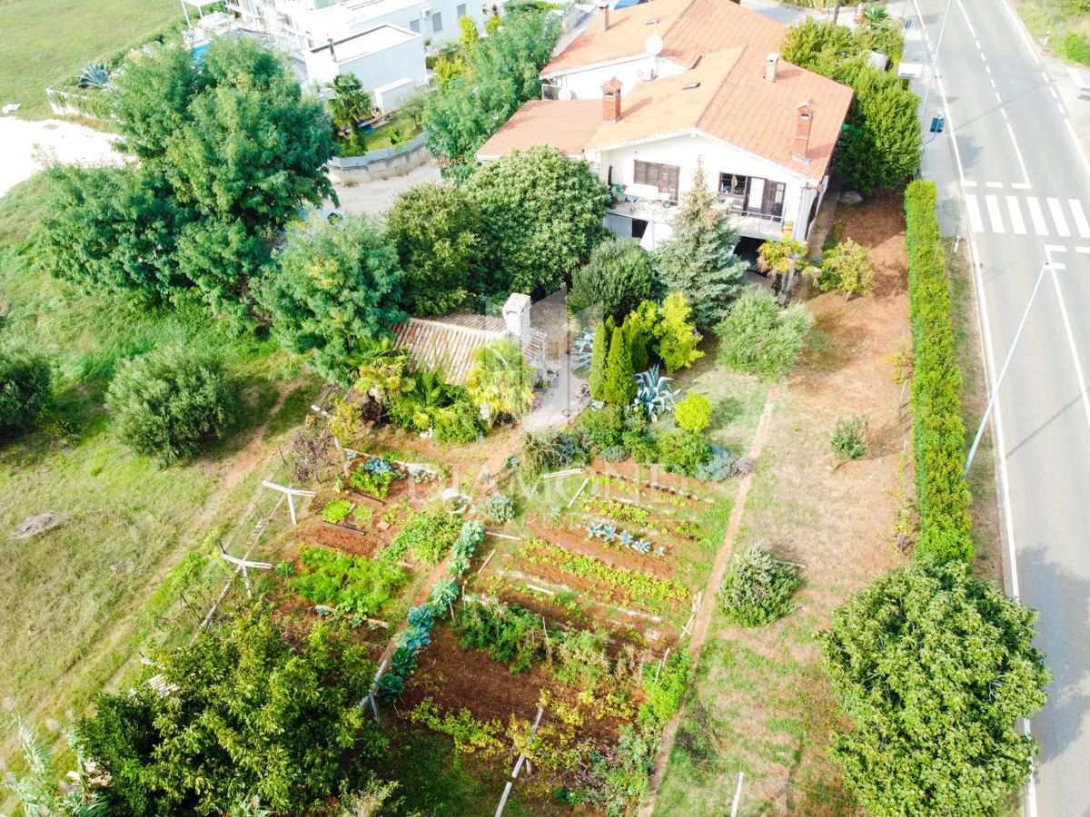 Parenzo, un'opportunità unica, una casa con tre appartamenti nella posizione più ambita!