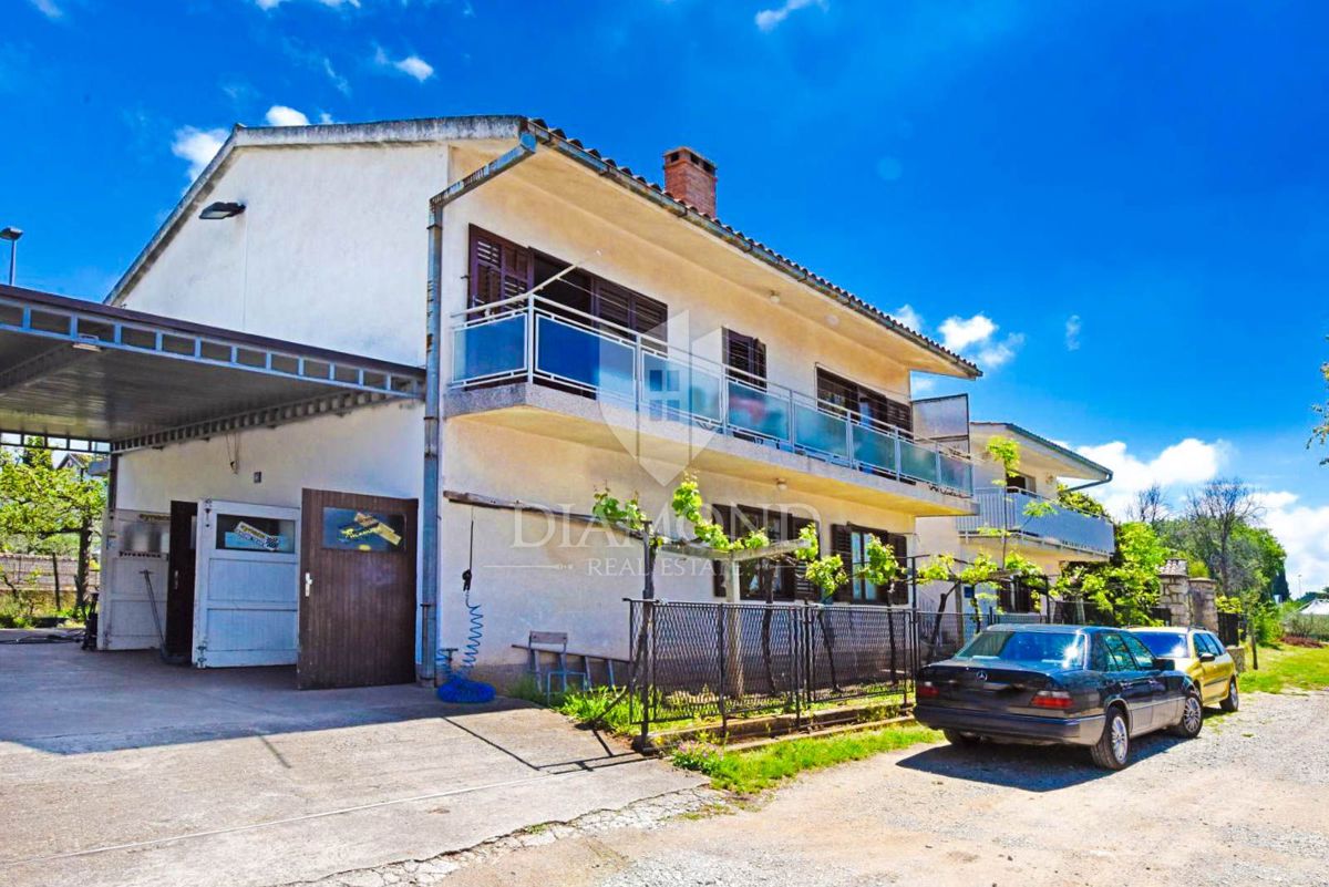 Parenzo, un'opportunità unica, una casa con tre appartamenti nella posizione più ambita!