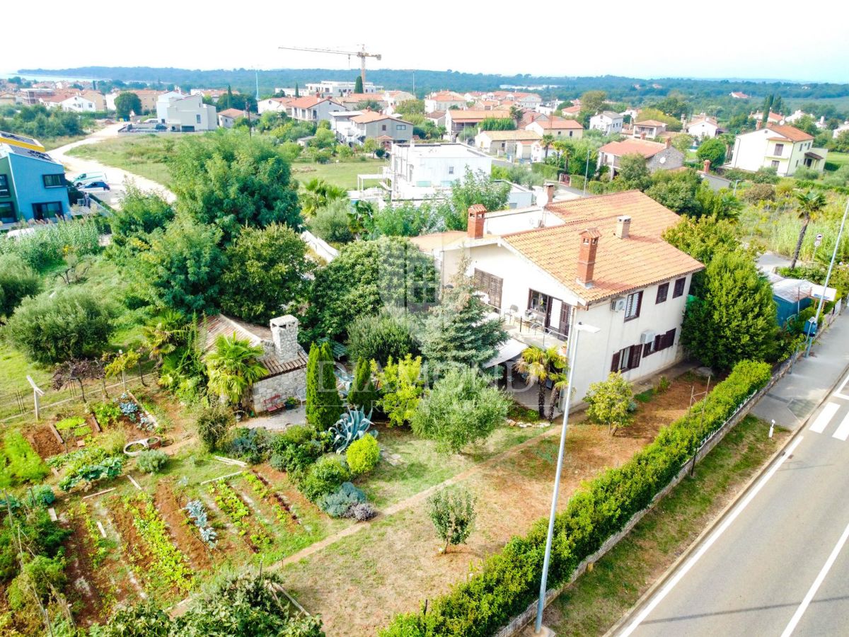 Parenzo, un'opportunità unica, una casa con tre appartamenti nella posizione più ambita!