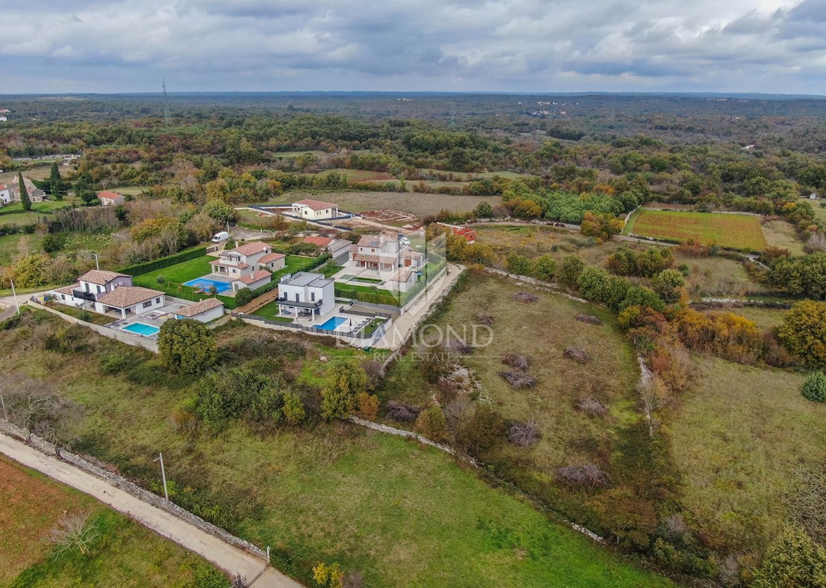 Marčana, dintorni, terreno alla fine della zona di costruzione