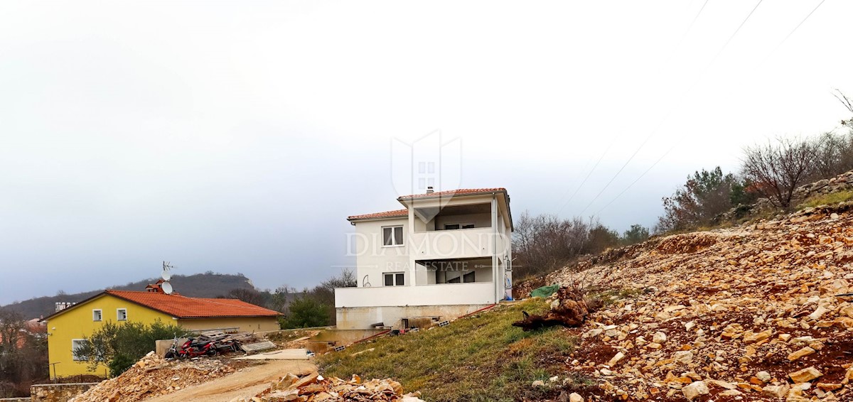 Rovigno, dintorni, ottima casa in un insediamento tranquillo 