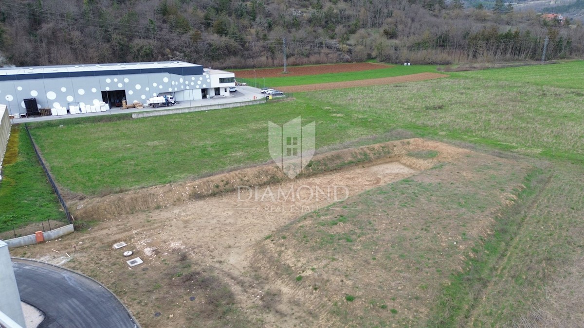 Pisino, terreno attraente in una zona industriale 