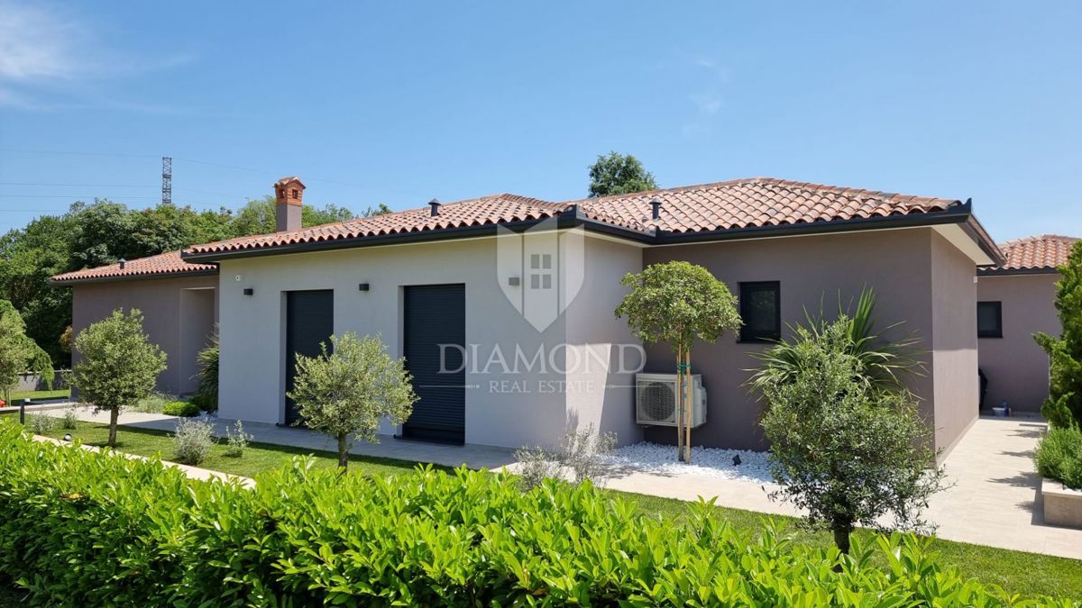 Labin, una bella casa a un piano con piscina