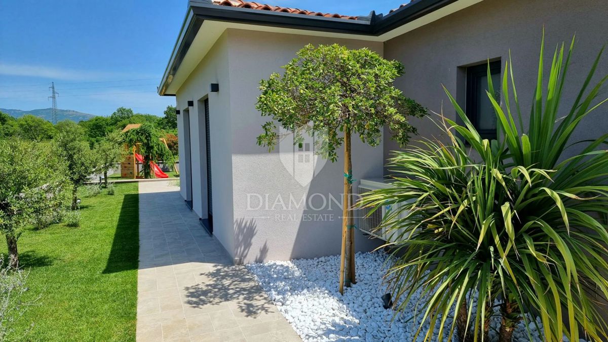 Labin, una bella casa a un piano con piscina