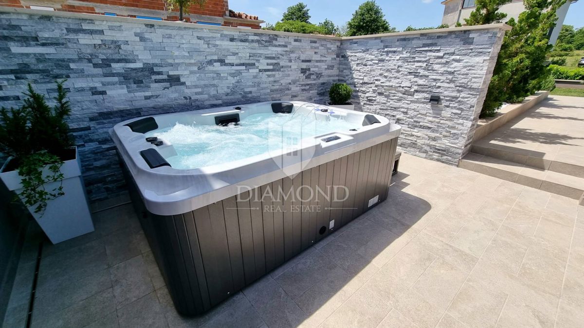 Labin, una bella casa a un piano con piscina