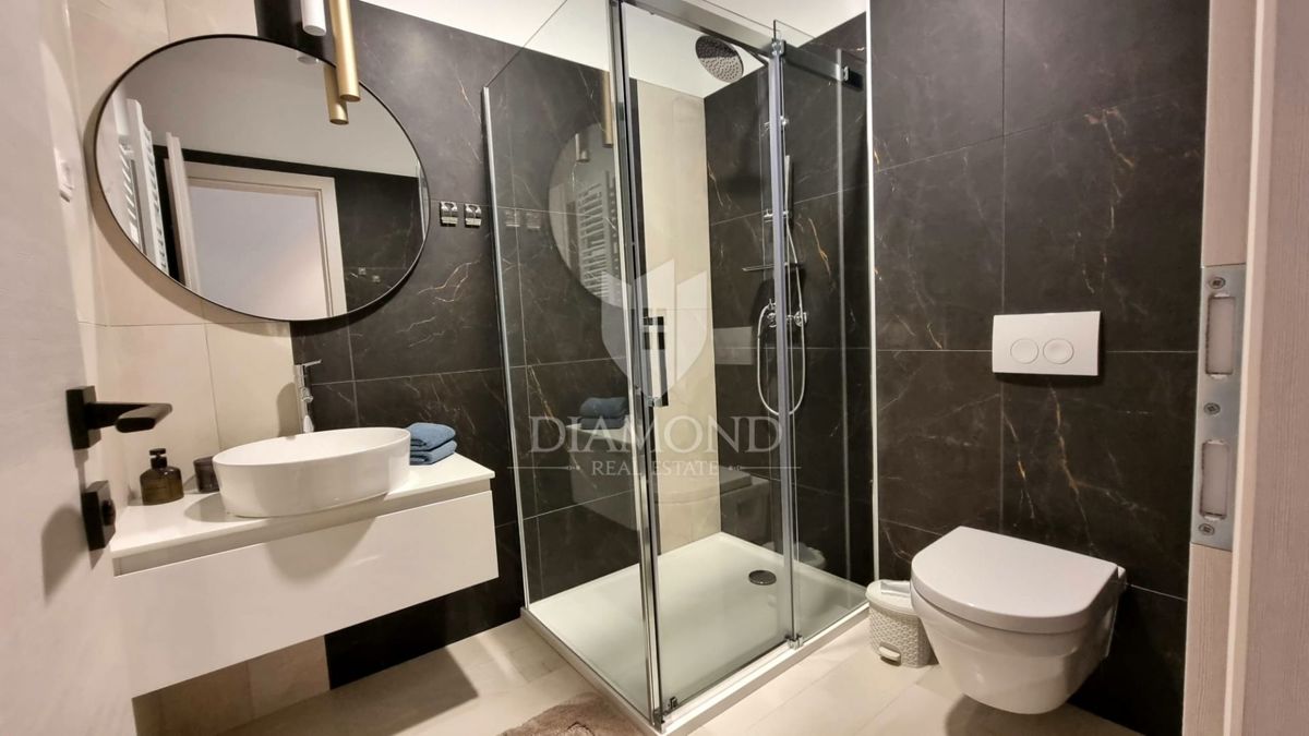 Labin, una bella casa a un piano con piscina