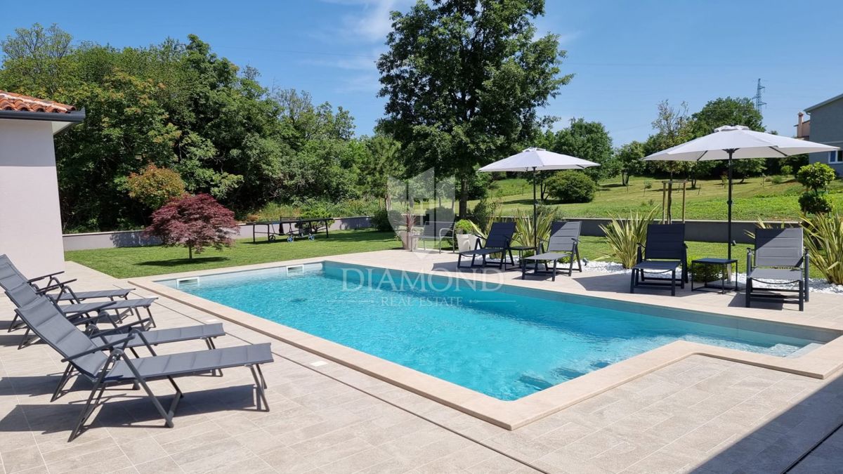 Labin, una bella casa a un piano con piscina